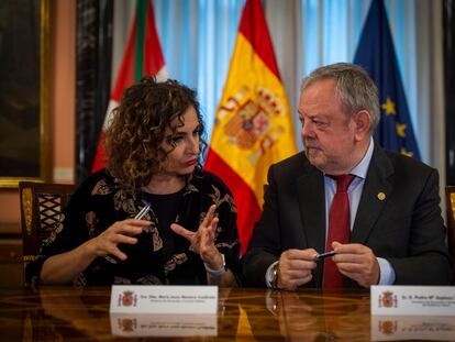 La ministra de Hacienda, María Jesús Montero, y el consejero de Economía y Hacienda del Gobierno Vasco, Pedro Azpiazu, en Madrid el 17 de noviembre.