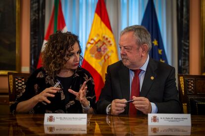 La ministra de Hacienda, María Jesús Montero, y el consejero de Economía y Hacienda del Gobierno Vasco, Pedro Azpiazu, en Madrid el 17 de noviembre.