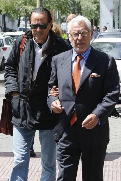 El abogado Javier Saavedra junto a su defendido Julián Muñoz, en abril en Madrid.