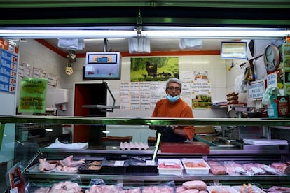 Un carnicero en un puesto del Mercado de Antón Martín, en Madrid.