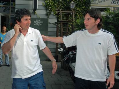Lionel Messi, a la derecha, junto a Jorge, su padre, en 2006.