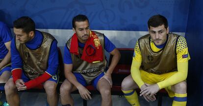 Iker Casillas descansa en el banquillo al inicio del partido.