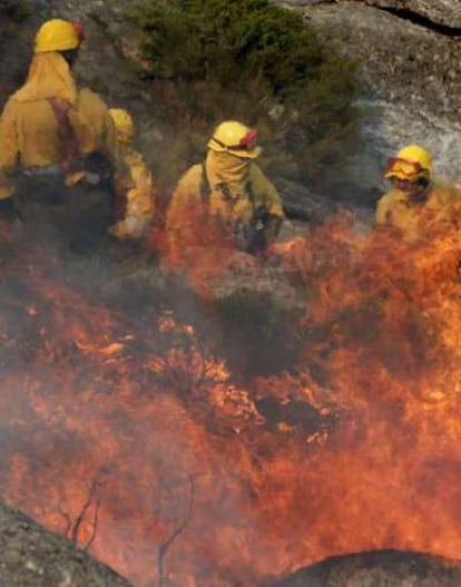 Tres bomberos participan en las labores de extinción del fuego de Ávila.