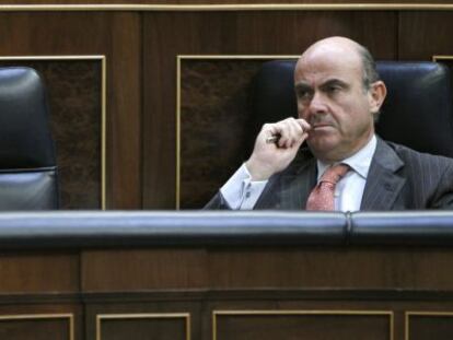 El ministro de Economía, Luis de Guindos, en el Congreso.