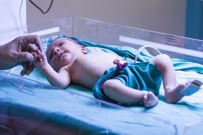 Una bebé recién nacida reposa en la clínica de Ganesh Rakh. En la última década, India ha perdido alrededor de cuatro millones de fetos femeninos a causa de abortos selectivos, según un estudio publicado en 'The Lancet'.