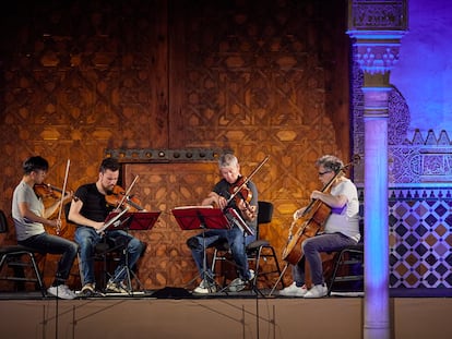 Integrantes del Cuarteto Diotima en el Patio de los Arrayanes de La Alhambra durante su concierto, el pasado lunes.