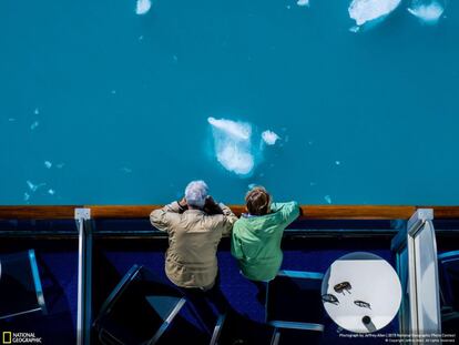 Dos turistas disfrutan de las vistas de las aguas heladas del parque nacional Bahía de los Glaciares, en Alaska (EE.UU).