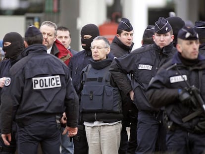 Michel Fourniret, junto a gendarmes franceses en una reconstrucción del crimen de la adolescente Natacha Danais, en marzo de 2006, en Reze (Francia).