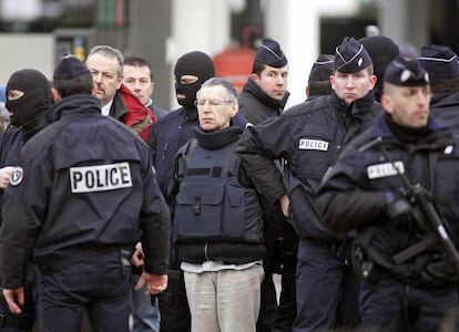 Michel Fourniret junto a gendarmes franceses en una reconstrucción tiempo después del crimen de la adolescente Natacha Danais, el 15 de marzo de 2006, en Reze, al oeste de Francia.