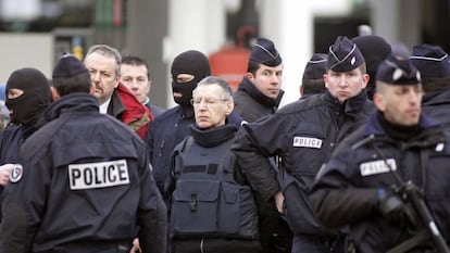 Michel Fourniret, junto a gendarmes franceses en una reconstrucción del crimen de la adolescente Natacha Danais, en marzo de 2006, en Reze (Francia).