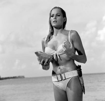 La actriz suiza Ursula Andress sale del mar como si fuera la Venus de Botticelli en la película ‘Doctor No’. Este es el primer film de la saga que protagoniza el agente secreto James Bond, interpretado en esta ocasión el actor Sean Connery. Rodada en 1962.