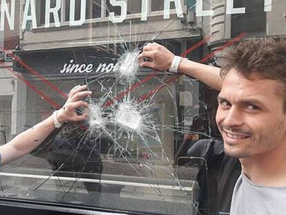 Nicolas y Grégoire, del restaurante francés Canard Street, se fotografían con el escaparate que encontraron roto el 4 de junio de 2018.