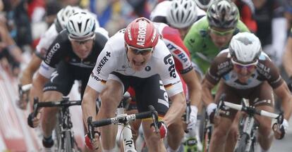 Andre Greipel esprinta para conseguir la victoria.