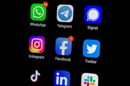 Logos de diferentes redes sociales en un teléfono.