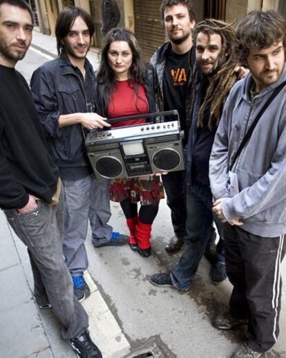 Los seis componentes de 'Màquina de Turing' en el Raval.