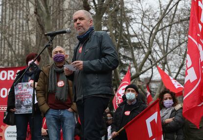 Unai Sordo, secretario general de CC OO, habla ante Pepe Álvarez, líder de UGT, en la concentración frente al Ministerio de Economia en Madrid