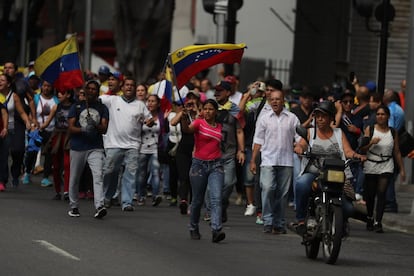 Grupos de opositores se dirigen hacia el punto desde el que ha partido una de las marchas opositoras en Caracas.