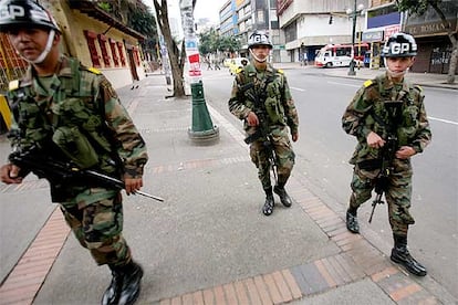 Miembros de la guardia presidencial colombiana patrullan una calle en Bogotá.