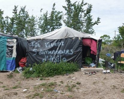 “El campamento es una ciudad real con diferentes zonas según la nacionalidad de sus habitantes”, explica el fotógrafo. Los inmigrantes de Chad y Sudán siempre están cerca y lo mismo ocurre entre afganos y paquistaníes pero las zonas que ocupan los dos primeros están separadas de las de los segundos. Los cristianos y los eritreos forman sus propias comunidades debido a su religión, ya que el resto de comunidades son musulmanas. Estas divisiones estaban patentes desde que el campo empezó a construirse. Con el paso de tiempo y la llegada de miles de personas, las divisiones dejaron de ser claras y estallaron las peleas. Cuando una casa se queda vacía es la comunidad la que decide quién la ocupará.