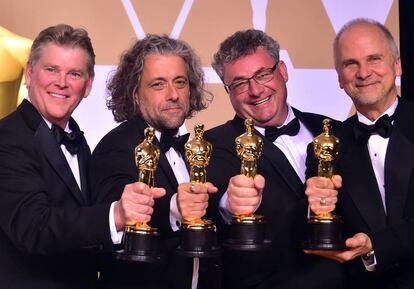 Richard R. Hoover, Paul Lambert, Gerd Nefzer y John Nelson posan con las estatuillas por el Oscar por mejor efectos visuales por 'Blade Runner2049'.