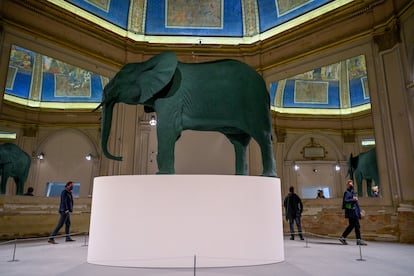 La obra 'Elephant' (1987), de Katharina Frisch, en el pabellón central de los Giardini de Venecia, el 21 de abril. La Bienal de Venecia se celebra del 23 de abril al 27 de noviembre. 

