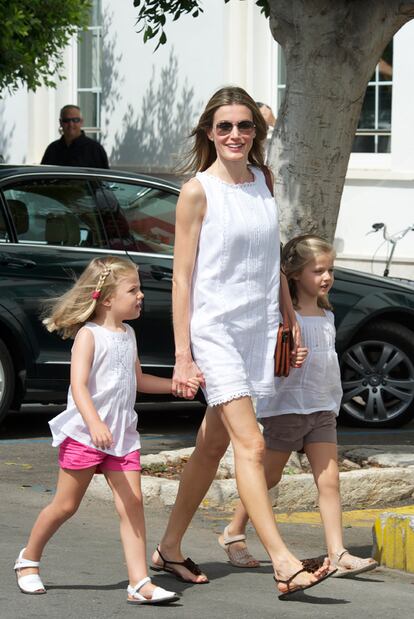 Ataviada en un mini vestido blanco sin mangas, la princesa Letizia y sus dos pequeñas, las infantas Leonor y Sofía, han llegado a la isla, acompañadas del príncipe Felipe.