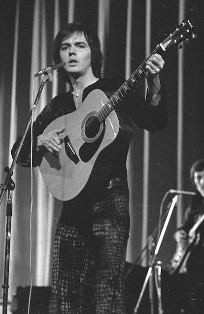 Junior, con su belleza exótica y su voz dulce, destacó rápidamente en el mundillo musical madrileño; dominaba el inglés, toda una rareza entonces. En la imagen, Junior en un concierto en 1970.