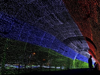 Luces navideñas iluminan el río de Medellín, en Colombia.