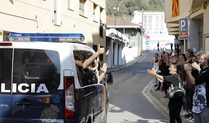 Los policías nacionales alojados en Pineda de Mar (Barcelona) salen de los establecimientos al vencer su contrato.