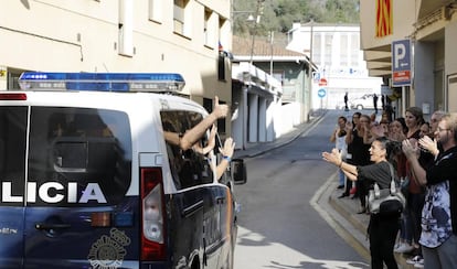 Los polic&iacute;as nacionales alojados en Pineda de Mar (Barcelona) salen de los establecimientos al vencer su contrato.