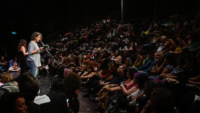 Un centenar de escritores y escritoras participan de una lectura colectiva de 'Cometierra', el 23 de noviembre en Buenos Aires.