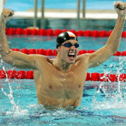 Pieter van den Hoogenband celebra su triunfo en los 100 metros libres.