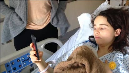 La actriz Emilia Clarke, en una de las fotos que ha compartido tras su operación.
