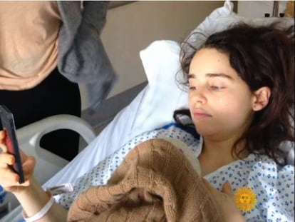 La actriz Emilia Clarke, en una de las fotos que ha compartido tras su operación.