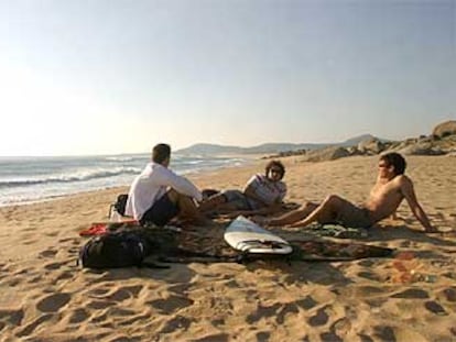 Atardecer en la playa del Vilar, en el parque natural de las Dunas de Corrubedo (A Coruña).