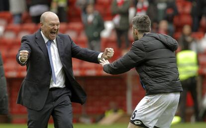 Pepe Mel se abraza a Luisinho tras el triunfo del Deportivo en casa del Sporting.