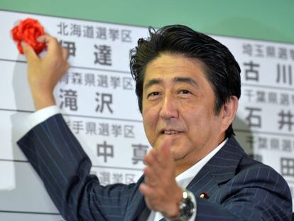 El primer ministro Abe este domingo en la sede de su partido en Tokio. 