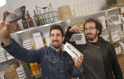 Álex Ubago y Xabier San Martín (La Oreja de Van Gogh), se fotografían en la tienda El Kolmado abierta en San Sebastián.
