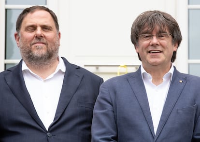 Oriol Junqueras y Carles Puigemont, en 2021, en Waterloo (Bélgica), tras uno de los escasos encuentros que han mantenido después de sus choques por el 'procés'.