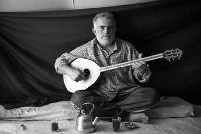 Omar, 37 años, en su tienda de campaña en el campamento de refugiados de Domiz en Kurdistán, Iraq (16 de noviembre de 2012).