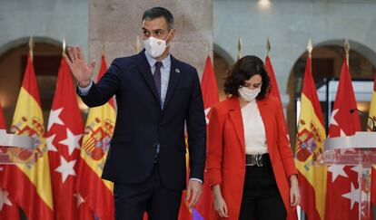 El presidente del Ejecutivo, Pedro Sánchez y la presidenta de la Comunidad de Madrid, Isabel Díaz Ayuso, se despiden después de ofrecer una rueda de prensa tras su reunión en la sede de la Presidencia regional, en Madrid (España), a 21 de septiembre de 2020.