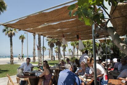 Comedor a pie de playa del chiringuito Pez Vela de Barcelona.