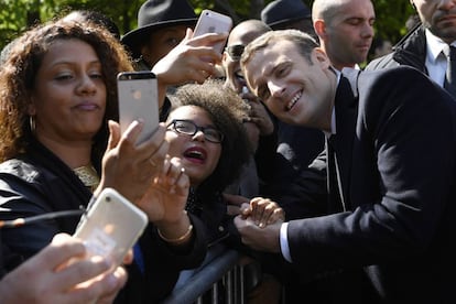 Emmanuel Macron posa junto a unas seguidoras este miércoles en París.
