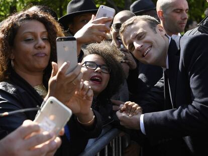 Emmanuel Macron posa junto a unas seguidoras este mi&eacute;rcoles en Par&iacute;s. 