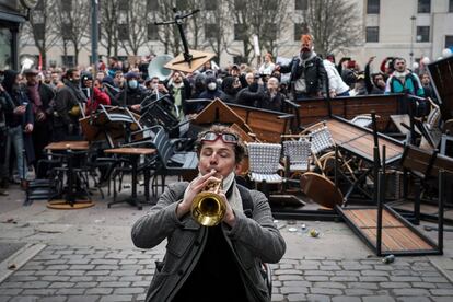 Un hombre toca la trompeta frente a una barricada, este martes en Lyon.