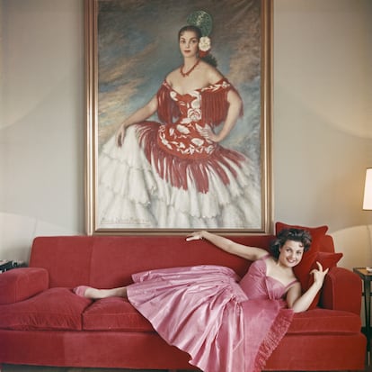 Carmen Sevillafotografiada por el prestigioso fotógrafo Slim Aarons en el año 1957. La actriz y cantante posa con un vestido rosa en el salón de su casa.