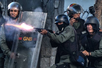 La Guardia Nacional Bolivariana dispara contra manifestantes de la oposición al régimen de Maduro.