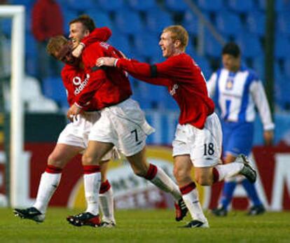 Butt, Beckham y Scholes festejan el primer gol del Manchester.