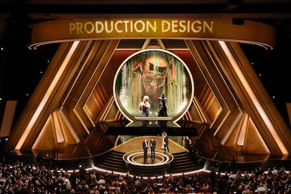 Nathan Crowley y Lee Sandales reciben el Oscar a mejor dise?o de produccin en la 97.? edicin de los Premios Oscar.