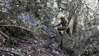 Un bombero trabaja en el incendio de Capellades.